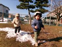 少なくなった雪道を歩く1歳児