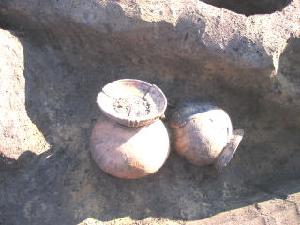当時の竪穴建物から並んで発見された甕と壷の画像
