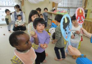 豆まきをする1歳児