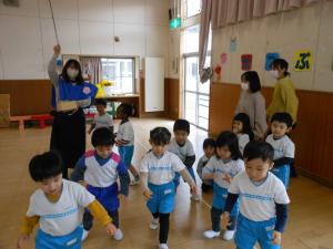 福の神に豆をまいてもらっている3歳児