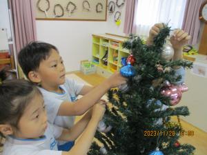 クリスマスツリーを飾る5歳児