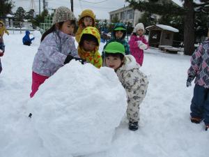 雪だるまを作っているところ