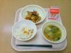 779キロカロリー、チャーハン、牛乳、揚げ鶏の黒酢風味、水餃子スープ