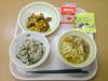 893キロカロリー、五目ごはん、牛乳、鶏肉と大豆の揚げからめ、くるま麩の卵とじ、かみかみチップス