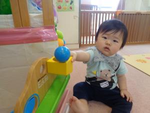 部屋で探索する０歳児。 かたかた動く遊具が楽しい