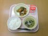 852キロカロリー、白飯、牛乳、竹輪のかわり揚げ、江戸っ子煮、三食団子のみそ汁