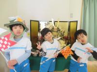 5歳児　　らいおん組　かぶとの前ではいポーズ！