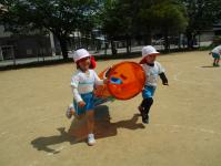 4歳児　ぱんだ組　こいのぼりと一緒に外でも走ったよ