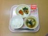 761キロカロリー、白飯、牛乳、ヤムニョムチキン、韓国のりと小松菜のナムル、肉団子スープ