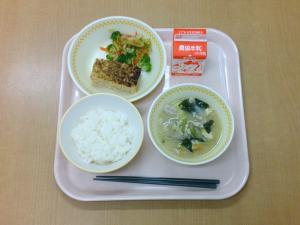 770 Kcal、白飯、牛乳、鶏松風、野菜のおかか和え、めった汁