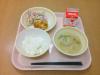 779キロカロリー、白飯、牛乳、鶏肉の美味だれ、ごぼうマヨサラダ、麩と揚げのみそ汁