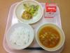 804キロカロリー、白飯、牛乳、鶏肉の香草パン粉焼き、コーンサラダ、ポークビーンズ