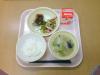773キロカロリー、白飯、牛乳、魚の色づけ、太きゅうりの昆布あえ、白玉豆腐のみそ汁