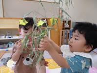 笹を触る1歳児