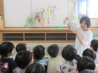 七夕の話を聞く2歳児