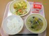 820キロカロリー、白飯、牛乳、オイマヨグラタン、ツナサラダ、なすのみそ汁