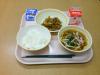 788キロカロリー、白飯、牛乳、揚げ豚キムチ、冷やしうどん、ふりかけ