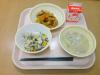 749キロカロリー、五目コーンごはん、牛乳、鶏肉と野菜の照り和え、豆乳めった汁