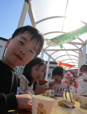 外でおやつを食べる5歳児たいよう組