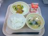 804キロカロリー、白飯、牛乳、とりのからあげ、コーンとベーコンのサラダ、小松菜とさつま揚げのみそ汁