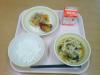 824キロカロリー、白飯、牛乳、とり天ぷら、野菜のごま和え、かやくうどん