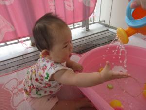 ０歳児　水遊び