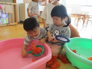 1歳児金魚すくい