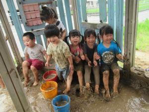 3歳児どろんこ遊び