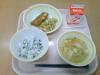 766キロカロリー、わかめ飯、牛乳、四方はんぺんのかわり揚げ、高野豆腐のオイスターソース炒め、揚げと白菜のみそ汁
