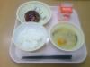 830キロカロリー、白飯、牛乳、ハンバーグ、ダブルポテトサラダ、わかめとキャベツのみそ汁