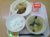 781キロカロリー、白飯、牛乳、サバのソース煮、はりはり和え、小松菜と厚揚げのみそ汁、ふりかけ