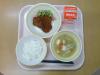 805キロカロリー、白飯、牛乳、ソースカツ、野菜のごま和え、鶏ごぼう汁