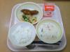 816キロカロリー、白飯、牛乳、魚のハーブフライ、豆腐とベーコンサラダ、米粉のクラムチャウダー