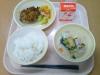 826キロカロリー、白飯、牛乳、ヤーコン入り焼きメンチ、アーモンドサラダ、豆乳めった汁