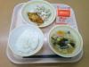 880キロカロリー、白飯、牛乳、さばの揚げ煮、豆とじゃがいものマヨネーズサラダ、わかめときのこのみそ汁