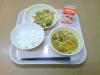 828キロカロリー、白飯、牛乳、さつま芋とエビのかき揚げ、昆布あえ、カレーうどん