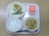 812キロカロリー、白飯、牛乳、ししゃもの青のり揚げ、豆腐とベーコンのサラダ、大根とさといものそぼろ煮