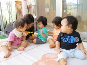 しゃぼんだまに興味津々の0歳児