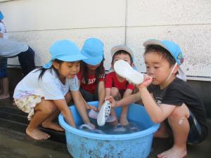 自分の内履きズックをお洗濯する5歳児