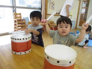 太鼓を楽しむ１歳児