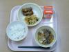 886キロカロリー、白飯、牛乳、竹輪のかわりあげ、もやしと揚げの甘酢あえ、すき焼き風煮