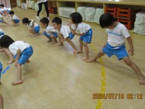 太鼓の前にしこふみする3歳児