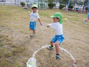4歳児ボール投げの様子