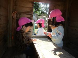 園庭で遊ぶ2歳児