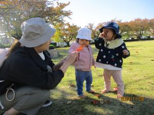 芝生広場にお散歩にきた0歳児