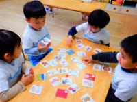 かるたをする４歳児