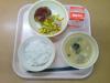 776キロカロリー、白飯、牛乳、ハンバーグ、コーンサラダ、豆腐となめこのみそ汁