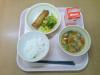 885キロカロリー、白飯、牛乳、春巻き、野菜のピリ辛、八宝菜