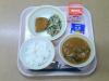 900キロカロリー、白飯、牛乳、かぼちゃのひき肉フライ、ひじきのごまマヨサラダ、ミートボールシチュー、ふりかけ