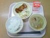 790キロカロリー、白飯、牛乳、鶏肉のハーブチーズ焼き、ヤーコン入り玉子サラダ、野々市産野菜の豆乳スープ